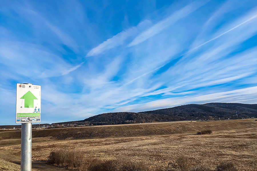 Beim Walking am Rückhaltebecken - Wolkenstimmung mit Blick zur Rosalia - Foto JoSt © 2024